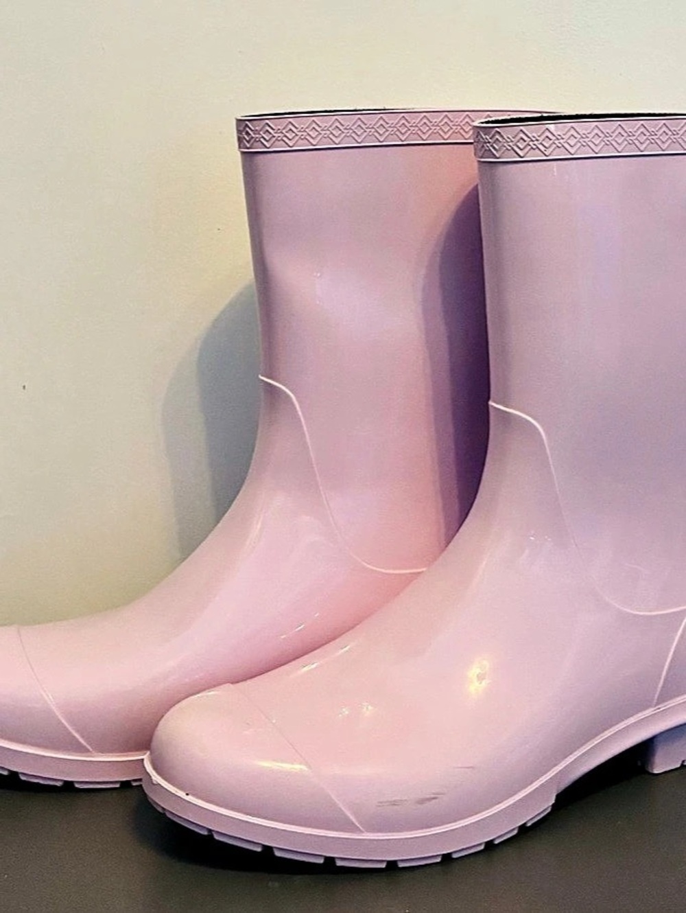 UGG Australia Women's Lilac Siena Rain Boots SZ 10 pre owned there are scuff mar